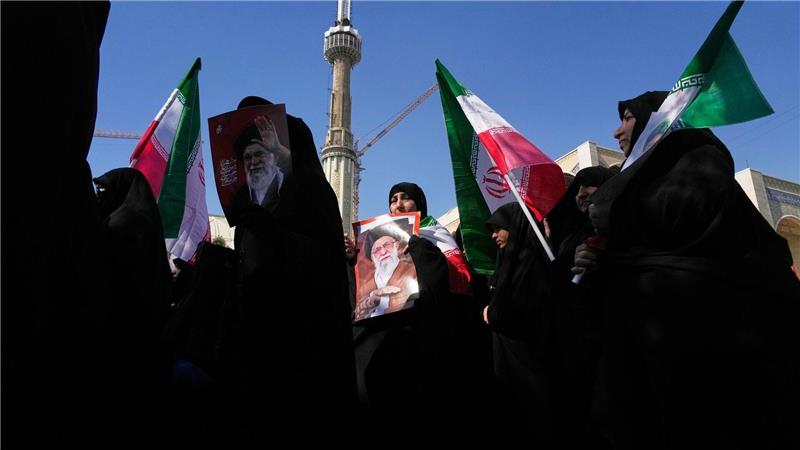 Nach dem Freitagsgebet in Teheran demonstrieren Frauen gegen die US-israelischen Angriffe.