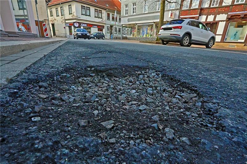 Nach dem Frost offenbaren sich die Schlaglöcher.