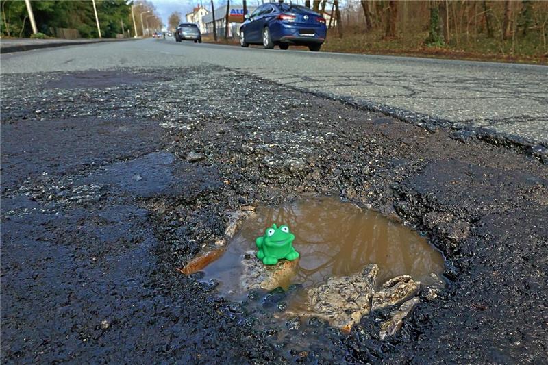 Nach dem Frost offenbaren sich die Schlaglöcher.