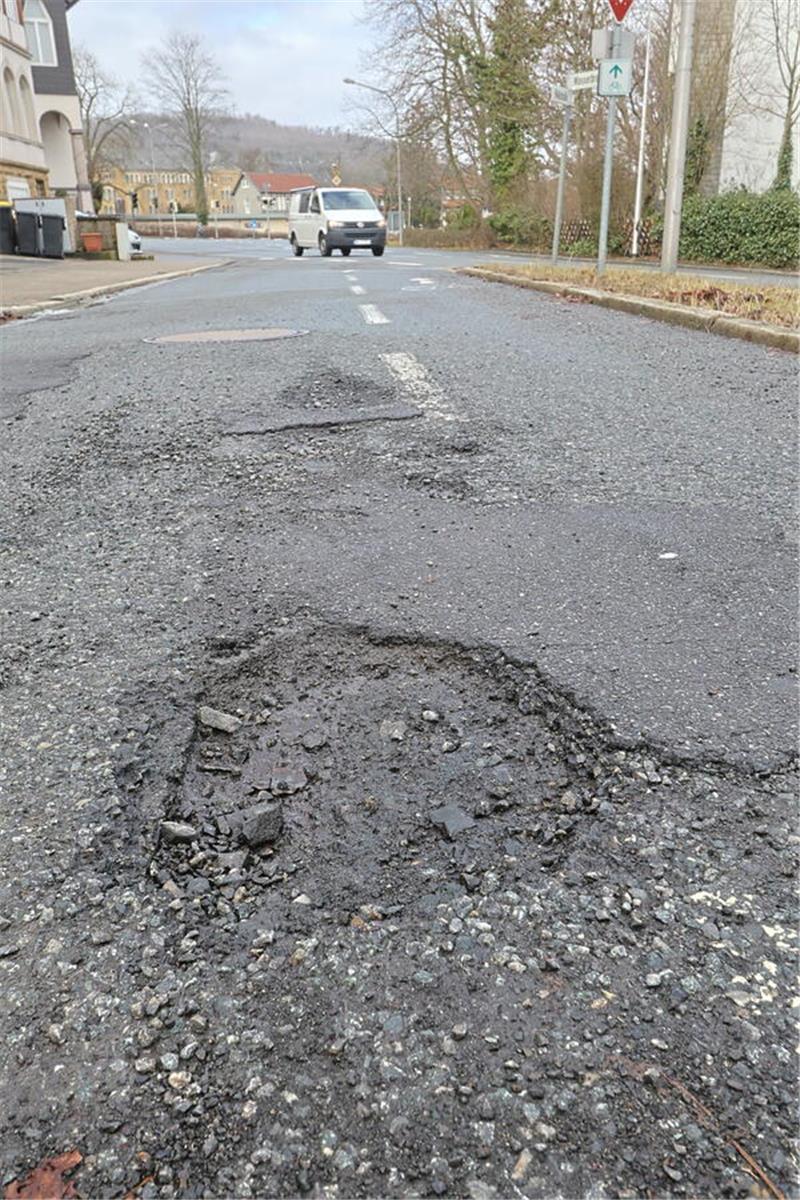 Nach dem Frost offenbaren sich die Schlaglöcher.