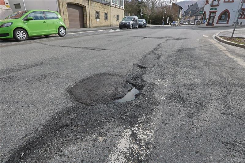 Nach dem Frost offenbaren sich die Schlaglöcher.
