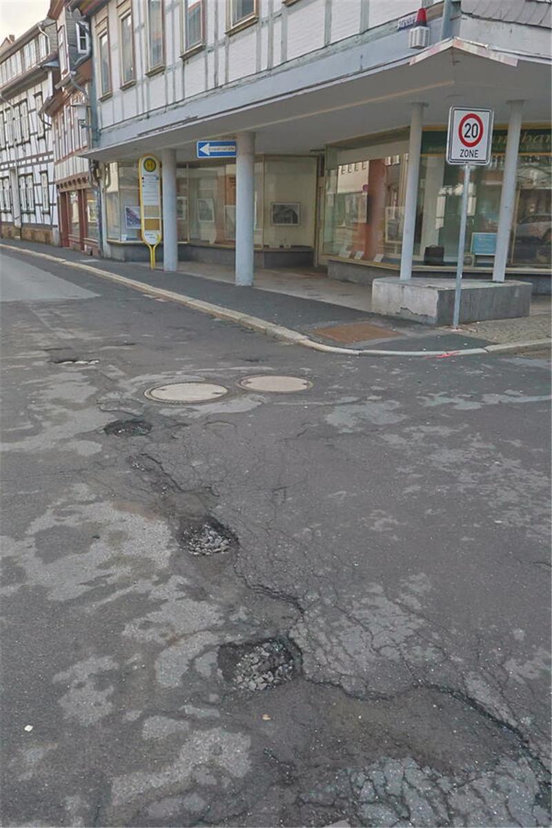 Nach dem Frost offenbaren sich die Schlaglöcher.