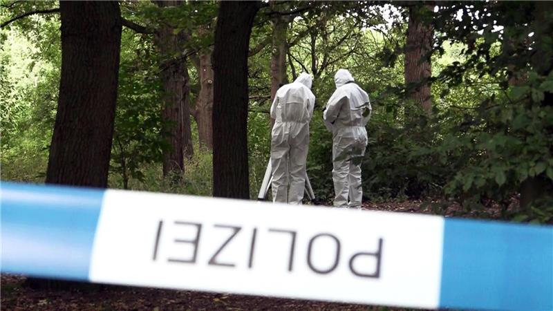 Nach dem Fund einer Leiche am Silbersee bei Langenhagen sucht die Polizei mehrere Männer mit Motorrollern. (Archivbild)