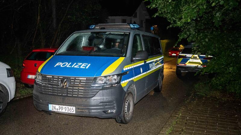 Nach dem Fund einer Leiche fahndet die Polizei nach dem flüchtigen Täter.
