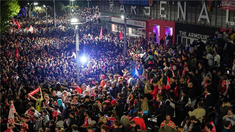 „Party auf Londons Straßen“: Arsenal träumt vom großen Coup Nach dem Gewinn der Meisterschaft feierten Tausende Arsenal-Fans bis in die Morgenstunden am Stadion.