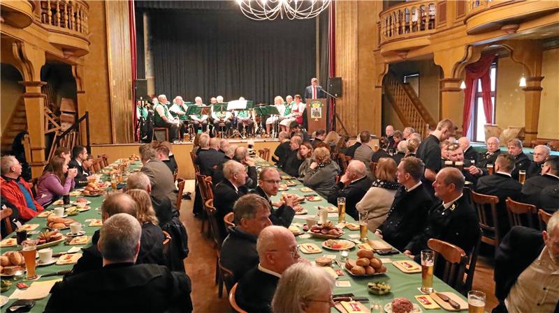 Oberharz: Hoffnung auf ein Bergdankfest mit Sonne Nach dem Gottesdienst kommt die Gesellschaft beim Tzscherper zusammen. Archivfoto: Neuendorf