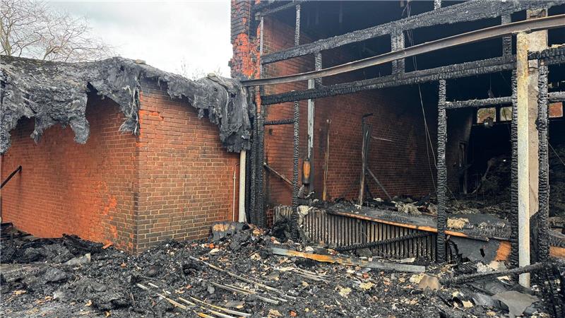 Nach dem Großbrand an der Grundschule im hannoverschen Stadtteil Mittelfeld gingen die Ermittler von vorsätzlicher Brandstiftung aus. Ein Gutachter schätzte den entstandenen Sachschaden auf rund zwei Millionen Euro. (Archivbild)