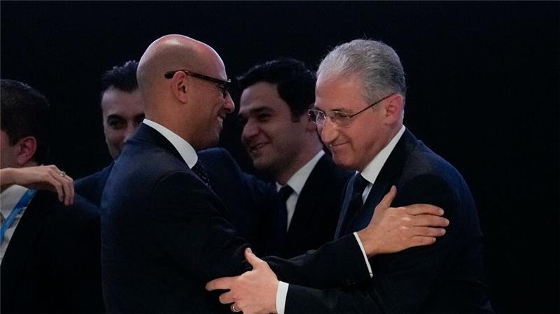 Verrat oder Fortschritt? Klimagipfel endet nach Verlängerung Nach dem Hammerschlaf umarmen sich Mukhtar Babayev, Präsident der COP29, (rechts) und UN-Klimachef Simon Stiell (links).