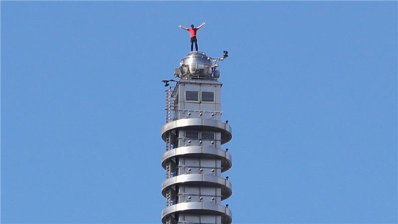 Nach dem Jubel auf der Spitze des Wolkenkratzers hat Alex Honnold ein Selfie mit seinem Smartphone geschossen. 