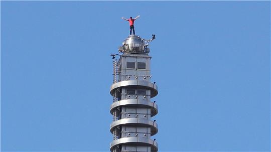 Nach dem Jubel auf der Spitze des Wolkenkratzers hat Alex Honnold ein Selfie mit seinem Smartphone geschossen. 