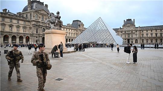 Nach dem Kunstraub im Louvre in Paris dauert die Fahndung nach den Tätern und ihrer Beute an (Archivbild).