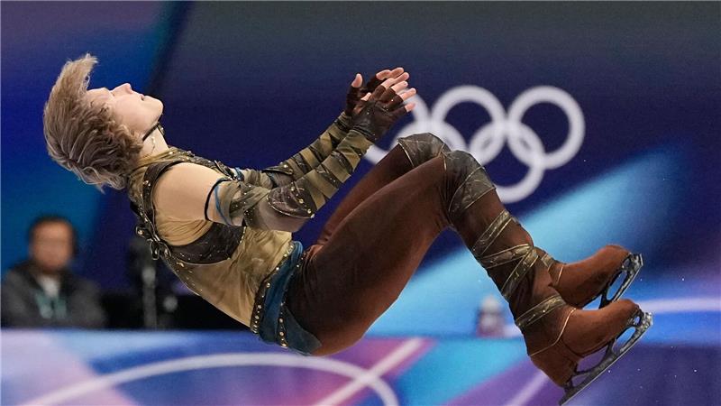 Nach dem Kurzprogramm souverän in Führung liegt US-Eiskunstläufer Ilia Malinin.