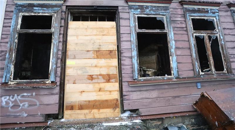 Nach dem Löschen versperren die Einsatzkräfte den Zugang zum Haus.