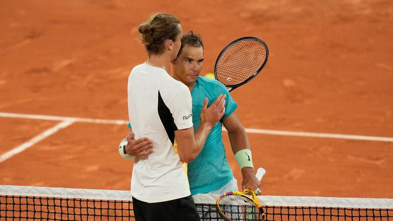 „Rafas Moment“: Zverev besiegt Nadal im French-Open-Showdown Nach dem Match umarmte Alexander Zverev (l) Rafael Nadal.