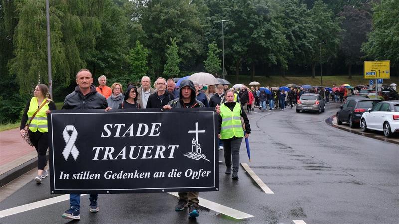 Nach dem Mord an sechs Menschen in Stade trauert die Stadt. 