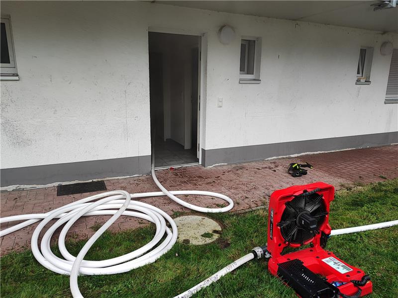 Seesen: Brennender Unrat löst Feuerwehreinsatz aus Nach dem Öffnen der Tür lässt die Feuerwehr den Rauch aus der Wohnung. Foto: Feuerwehr