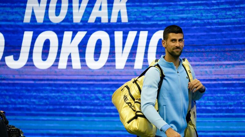 „Schlechtestes Tennis“: Nach Alcaraz auch Djokovic raus Nach dem Olympia-Triumph trug Novak Djokovic in New York goldene Tennistaschen.