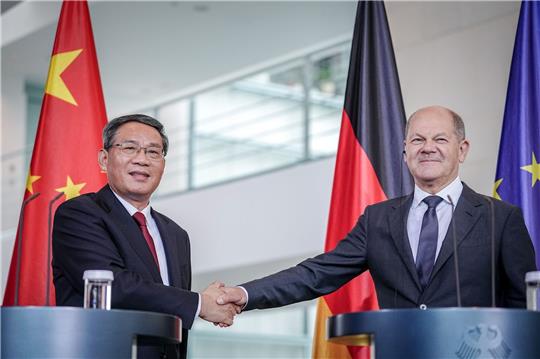 Nach dem Pressestatement reichen sich Bundeskanzler Olaf Scholz (r) und der chinesische Ministerpräsident Li Qiang die Hände.