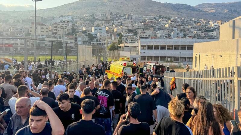 Nach dem Raketeneinschlag auf einem belebten Fußballplatz in Madschdal Schams herrscht Entsetzen.