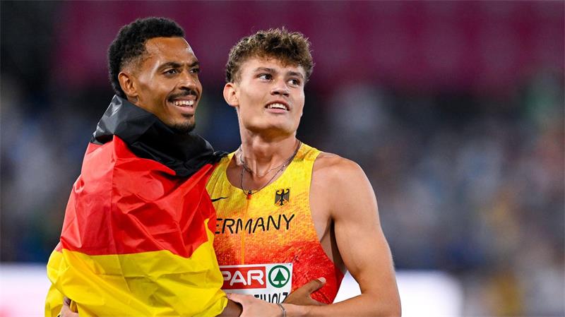 Nach dem Rennen tröstete Emil Agyekum den fünftplatzierten Owe Fischer-Breiholz.