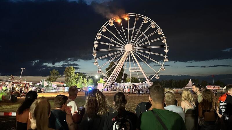 Mindestens 23 Verletzte bei Riesenradbrand - Experte vor Ort Nach dem Riesenrad-Brand auf dem Highfield-Festival laufen die Ermittlungen zur Ursache.