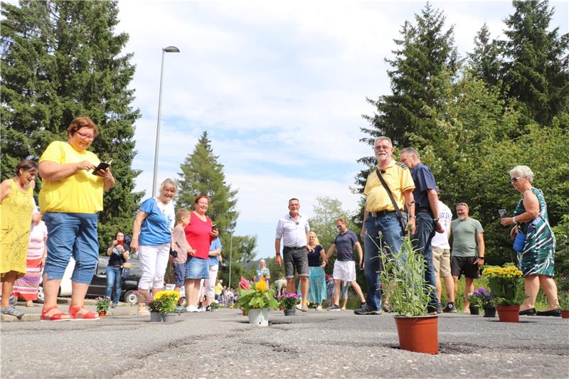 Nach dem Schlagloch-Protest am Hahnenkleer Berg fordern SPD- und FDP-Vertreter aus dem Ortsrat nun mehrere Straßensanierungen im Kurort. Archivfoto: Privat