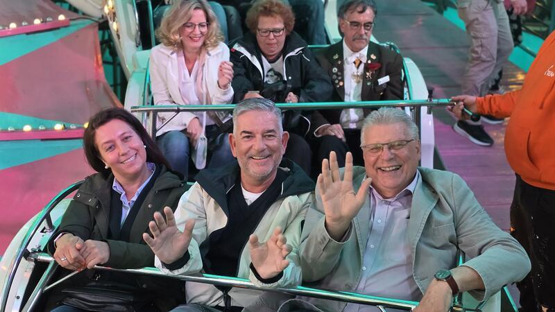 Schützenfest: Horrido für ein Glanzlicht im Landkreis Nach dem Schützenfrühstück geht's traditionell zum Platzrundgang: Stefanie Hertrampf, Torsten Röpke, Claus Roschanski (vorne v.l.), Judith von Hof, Renate Lucksch und Carl-Friedrich Ludwig (hinten v.l.) genießen auch eine muntere Fahrt.