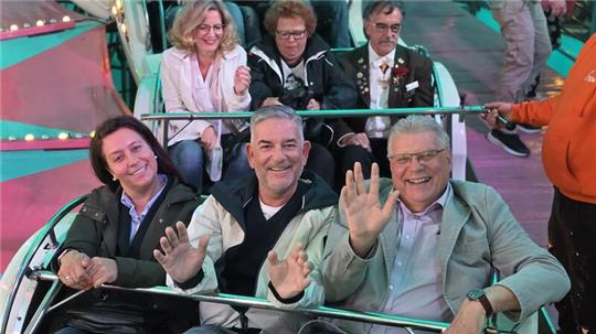 Nach dem Schützenfrühstück geht's traditionell zum Platzrundgang: Stefanie Hertrampf, Torsten Röpke, Claus Roschanski (vorne v.l.), Judith von Hof, Renate Lucksch und Carl-Friedrich Ludwig (hinten v.l.) genießen auch eine muntere Fahrt.