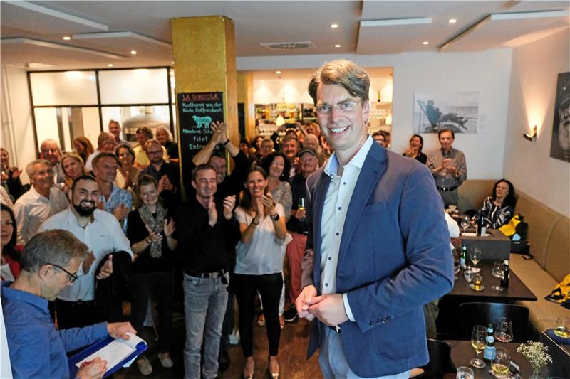 Nach dem Sieg herrscht beste Stimmung auf der Wahlparty: Und da weiß noch niemand, dass Ingo Meyer sogar bis 2031 als Oberbürgermeister von Hildesheim in Amt und Würden bleibt.  Foto: Chris Gossmann/Hildesheimer Allgemeine