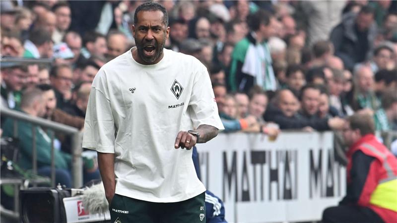 Nach dem Sieg im Nordderby will Werder-Trainer Daniel Thioune in Stuttgart jubeln. (Archivbild)