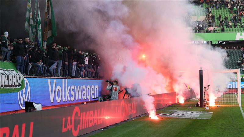 Nach dem Spiel entlud sich der Ärger der Wolfsburger Fans.