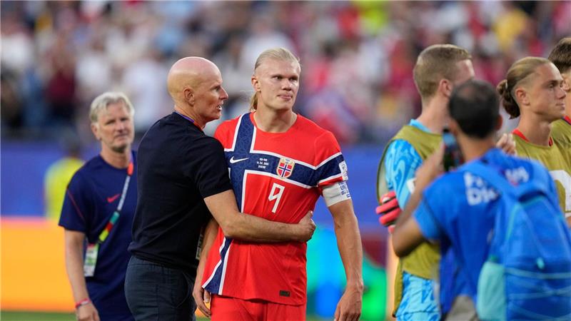 „Spieler für große Spiele“: Haaland lässt Norwegen träumen Nach dem Spiel gab es eine lange Umarmung zwischen Trainer Stale Solbakken und Erling Haaland (r).