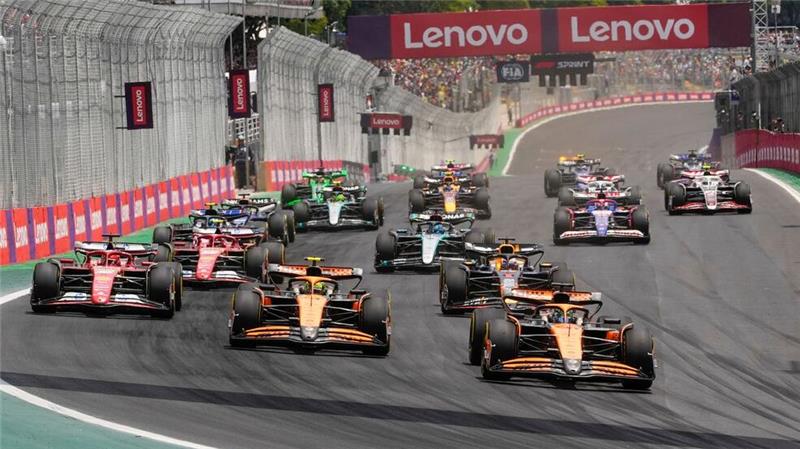Nach dem Start lag Oscar Piastri (r) noch vor seinem Teamkollegen Lando Norris.