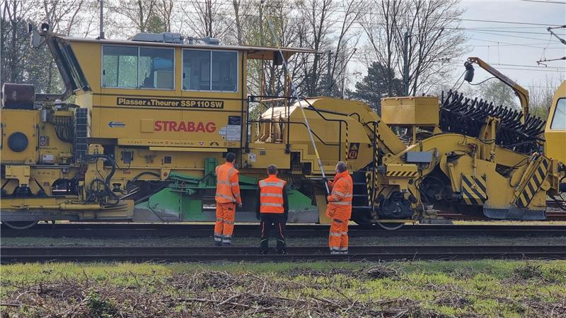 13-Jährige klettern auf Züge - Lebensgefahr nach Stromschlag Nach dem Stromschlag, durch den ein Jugenlicher lebensgefährlich verletzt wurde, untersuchen Bahn-Mitarbeiter in Langenhagen die Leitung.
