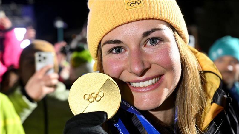 Nach dem Sturz-Drama in Peking kann Julia Taubitz mit Olympia-Gold wieder lachen.  