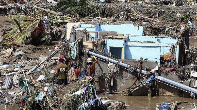 Nach dem Taifun “Kalmaegi„ auf den Philippinen: Einwohner versuchen persönliche Gegenstände zu retten.