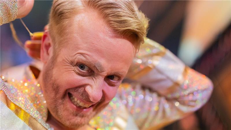 Nach dem Tanz wurde Ross Antony erfolgreich behandelt - ein Pflaster verdeckte die Wunde.