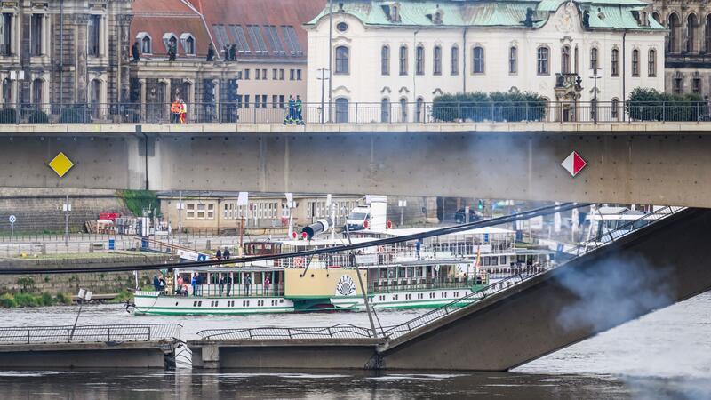 Arbeiten nach Brückeneinsturz - Elbe-Hochwasser droht Nach dem Teileinsturz der Brücke laufen die Arbeiten.