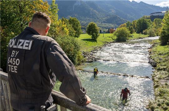 Nach dem Tod der Studentin suchen Polizeitaucher in Aschau im Chiemgau das Flussbett der Prien nach Spuren ab.