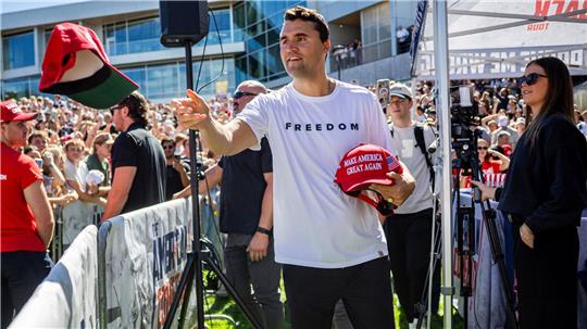 Nach dem Tod des rechten US-Aktivisten Charlie Kirk wurde der Tatverdächtige wegen Mordes angeklagt. (Archivbild)