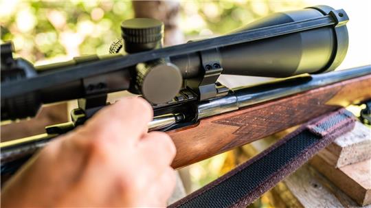 Nach dem Tod eines Beteiligten einer Gemeinschaftsjagd Anfang vergangenen Jahres in Mecklenburg-Vorpommern ist nun Anklage gegen einen Jagdbeteiligten aus Niedersachsen erhoben worden. (Symbolbild)