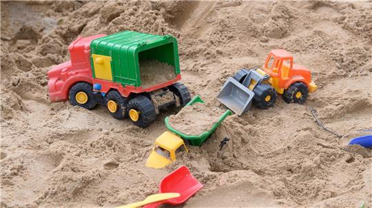 Nach dem Tod eines Dreijährigen aus Ostfriesland ist klar: Das Kind erstickte im Sand. (Symbolbild)