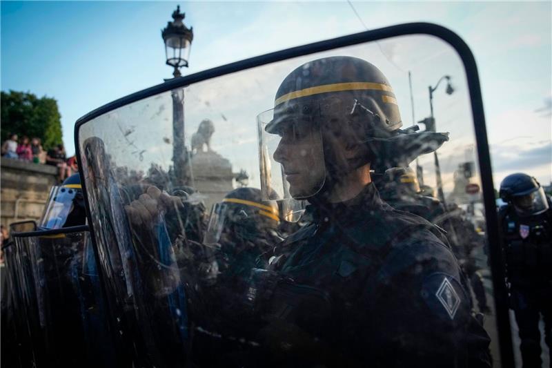 Frankreich sichert 14. Juli mit 130.000 Polizisten ab Nach dem Tod eines Jugendlichen bei einer Verkehrskontrolle hatte es in Frankreich tagelang schwere Unruhen gegeben.