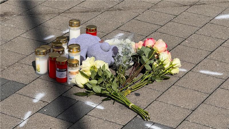 Trauer und Fragen nach Tod von Zwölfjährigem auf Parkplatz Nach dem Tod eines Zwölfjährigen auf einem Parkplatz in Niedernhall sind viele Fragen offen.