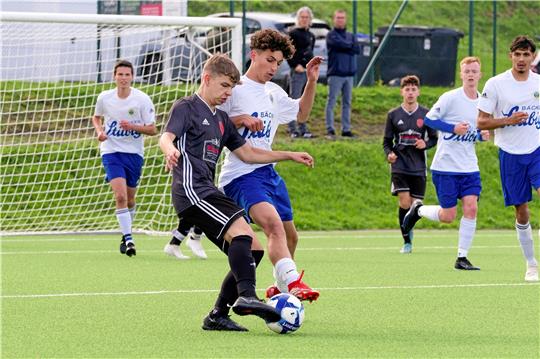 Nach dem Treffer von Maurice Krause (r.) zum 2:0 kann die TSG Bad Harzburg auf eine Überraschung bei Spitzenreiter Eichsfeld hoffen, verliert aber noch mit 2:4. Foto: Drechsler