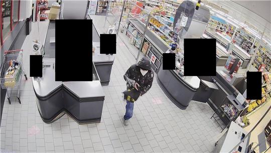 Nach dem Überfall verlässt der Täter den Laden. Foto: Polizei