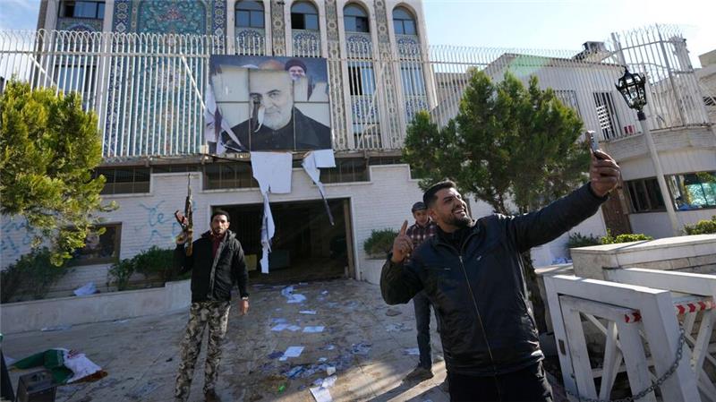 Was bedeutet Assads Sturz für Irans „Widerstandsachse“? Nach dem Umsturz in Syrien stürmten Aufständische die iranische Botschaft in Damaskus. Teheran steht nach dem Sturz von Baschar al-Assad vor einem neuen Dilemma. (Archivbild)