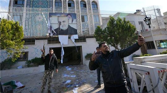 Nach dem Umsturz in Syrien stürmten Aufständische die iranische Botschaft in Damaskus. Teheran steht nach dem Sturz von Baschar al-Assad vor einem neuen Dilemma. (Archivbild)