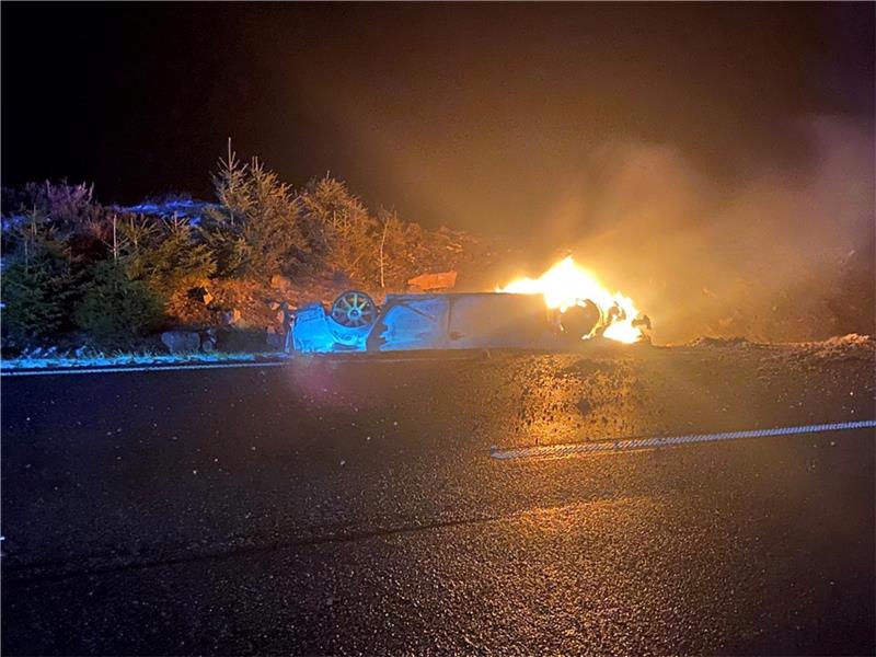 Nach dem Unfall auf der B 4 am Freitag vor zwei Wochen brennt der Wagen, mit dem die Automatensprenger offenkundig geflüchtet sind, komplett aus.  Foto: Feuerwehr
