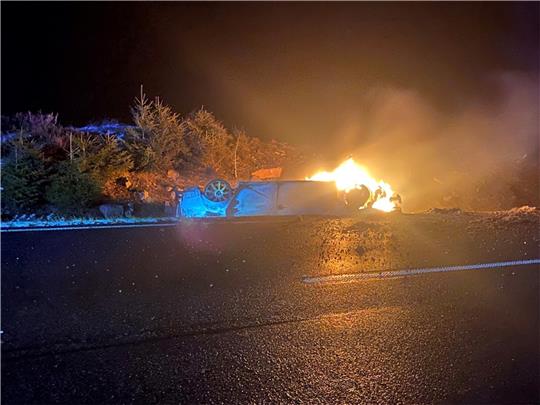 Nach dem Unfall auf der B 4 am Freitag vor zwei Wochen brennt der Wagen, mit dem die Automatensprenger offenkundig geflüchtet sind, komplett aus.  Foto: Feuerwehr